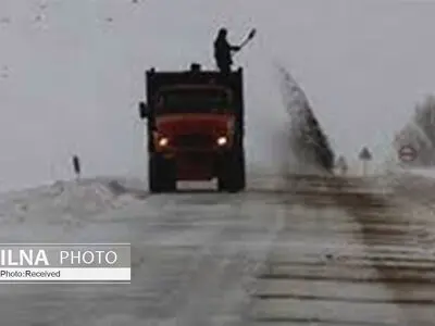 عملیات برف روبی، نمک پاشی و یخ زدایی محور طالقان به هشتگرد انجام شد