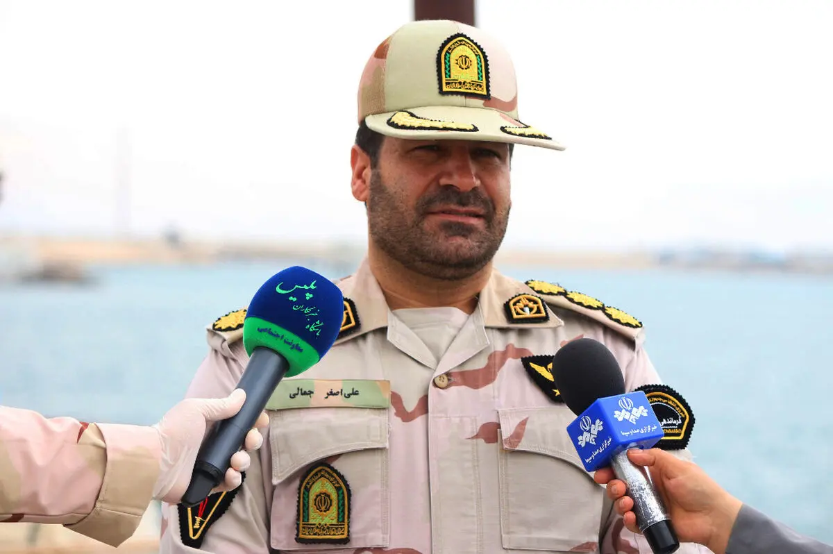 نجات جان 13سرنشین شناور تفریحی توسط دریادلان دریابانی کیش