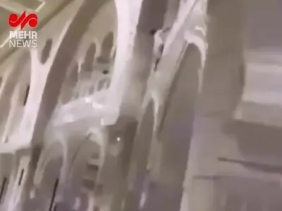 نخستین فیلم از فردی که در مسجدالحرام خود را از طبقات بالا به پایین پرتاب کرد