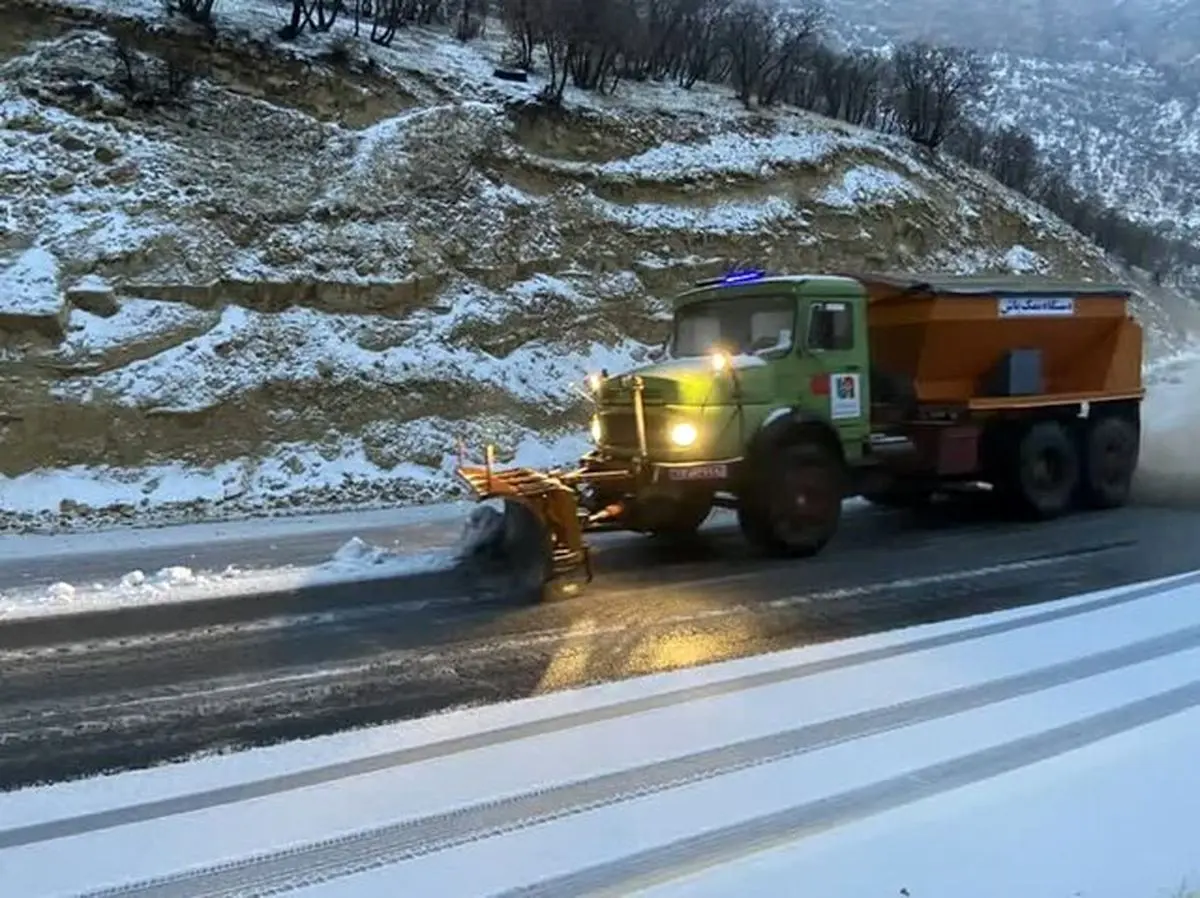 برف روبی در ۱۱۰۰۰ کیلومتر از محورهای مواصلاتی استان کردستان/تردد در تمامی جاده‌های استان برقرار است 