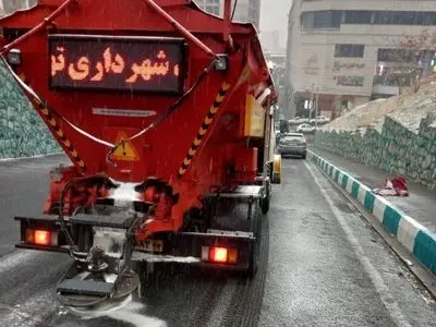 استفاده از «فرچه برفروب» در معابر برفی تهران برای نخستین بار