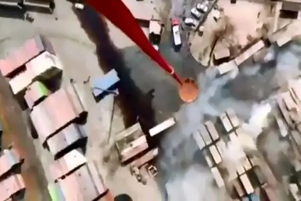 نمایی متفاوت از مهار آتش اسکله شهید رجایی توسط بالگرد + فیلم