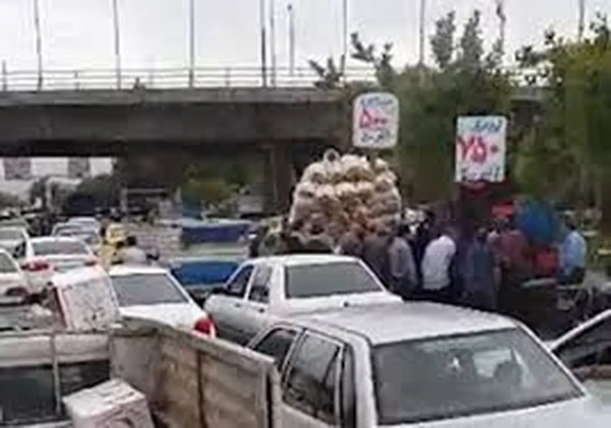 معضلی به نام سد معبر وانت بارها در بزرگراه خاتم الانبیای ارومیه/یک مسئول: بدون حضور مکانی برای استقرار وانت بارها امکان جمع آوری آنها وجود ندارد