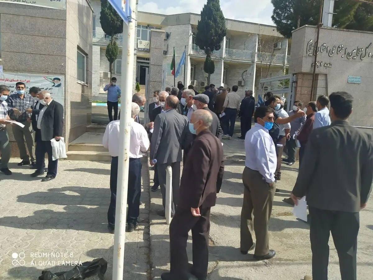 تجمع بازنشستگان مقابل ادارت شهرستانی تامین اجتماعی/ اعتراض به برابر نشدن مستمری با هزینه سبد معیشت 
