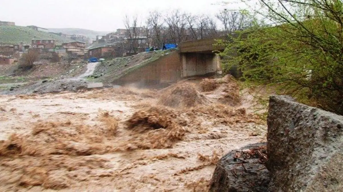 مسدود شدن راه‌های قلعه‌گنج به 3 شهرستان مجاور در پی طغیان رودخانه‌ها