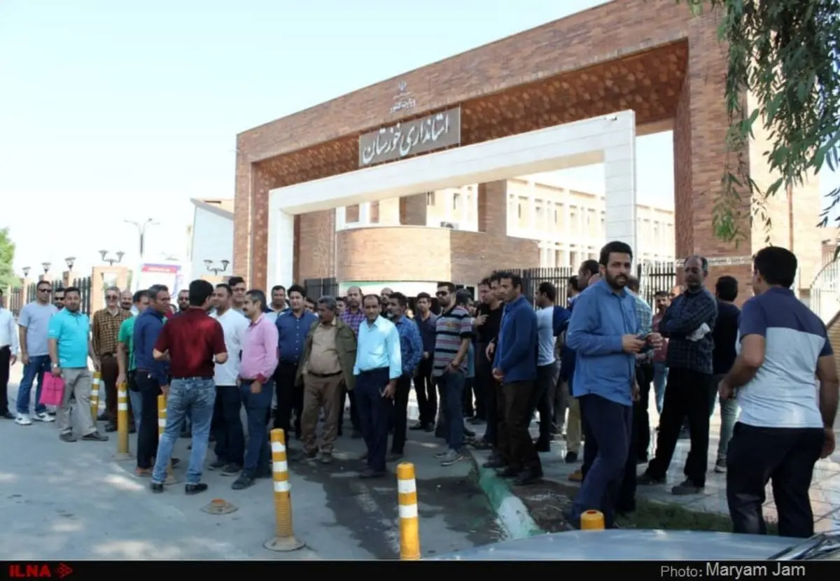 تجمع کارگران گروه ملی فولاد اهواز مقابل استانداری خوزستان/ مسئولان فقط وعده می‌دهند