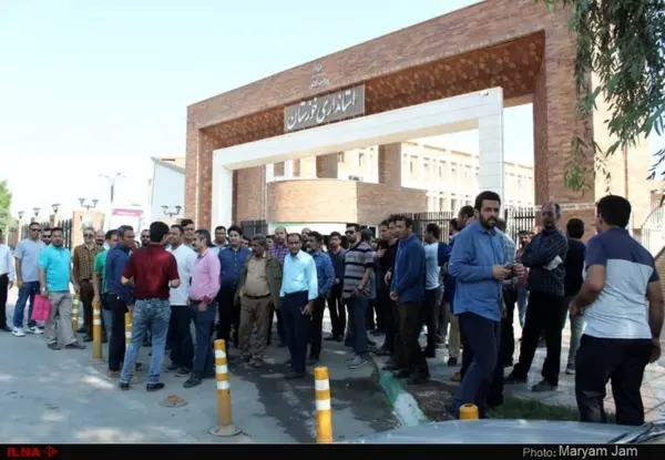 تجمع کارگران گروه ملی فولاد اهواز مقابل استانداری خوزستان/ مسئولان فقط وعده می‌دهند