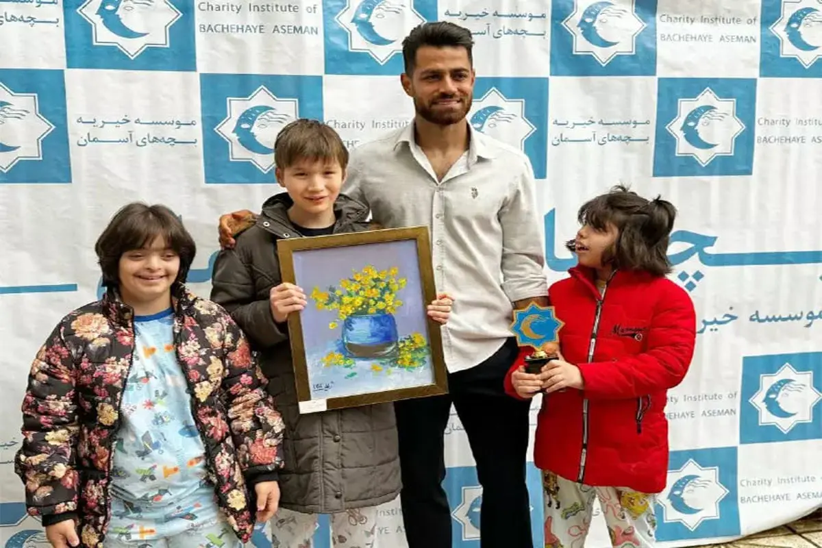 پورعلی گنجی در میان کودکان آسایشگاه خیریه