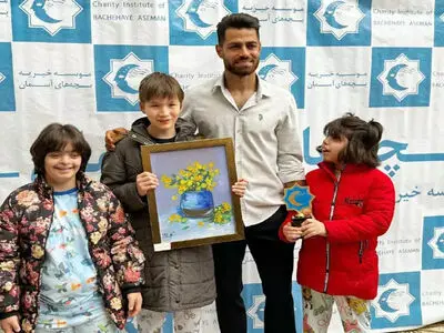 پورعلی گنجی در میان کودکان آسایشگاه خیریه