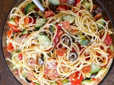 طرز تهیه سالاد نودل و پنیر با سبزیجات