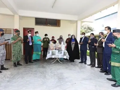 سفیر ایران در برونئی کمک‌های خیریه‌ای خود را به معلولان این کشور اهدا کرد