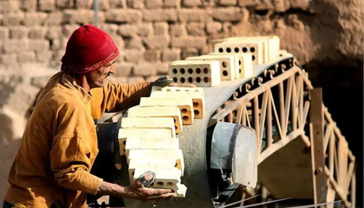 مرگ کارگر آجرپزی در آشخانه بر اثر برخورد با چرخ دنده‌ها