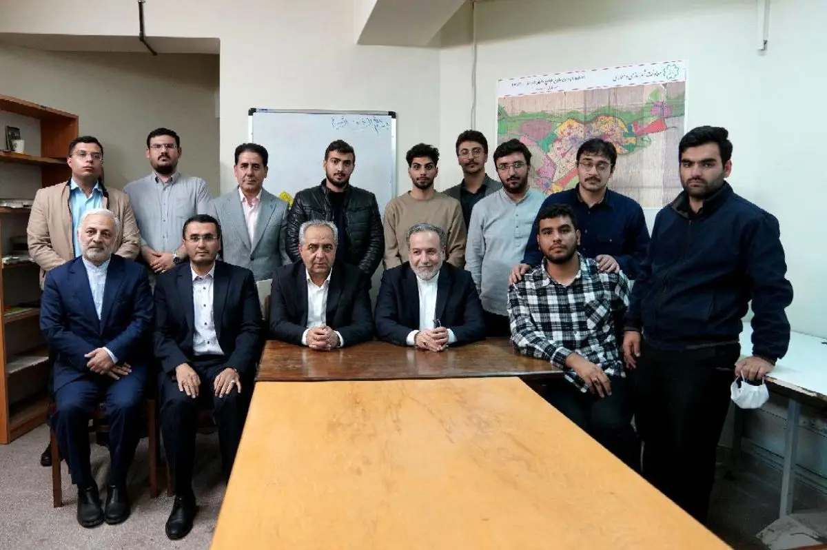 نشست صمیمی اعضای انجمن اسلامی و بسیج دانشجویی دانشگاه با عراقچی