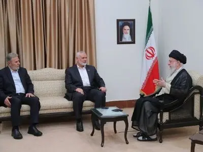قائد الثورة الإسلامیة یستقبل هنیة والنخالة في طهران