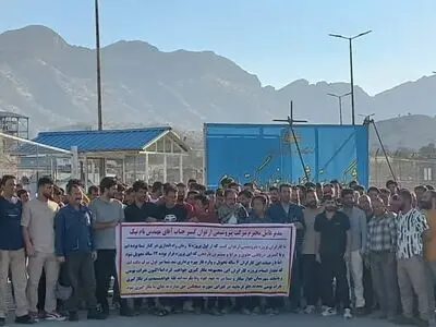 ادامه‌ی تجمع کارگران اخراجی پتروشیمی ارغوان گستر ایلام/ برای تامین معاش خانواده‌هایمان کار می‌خواهیم