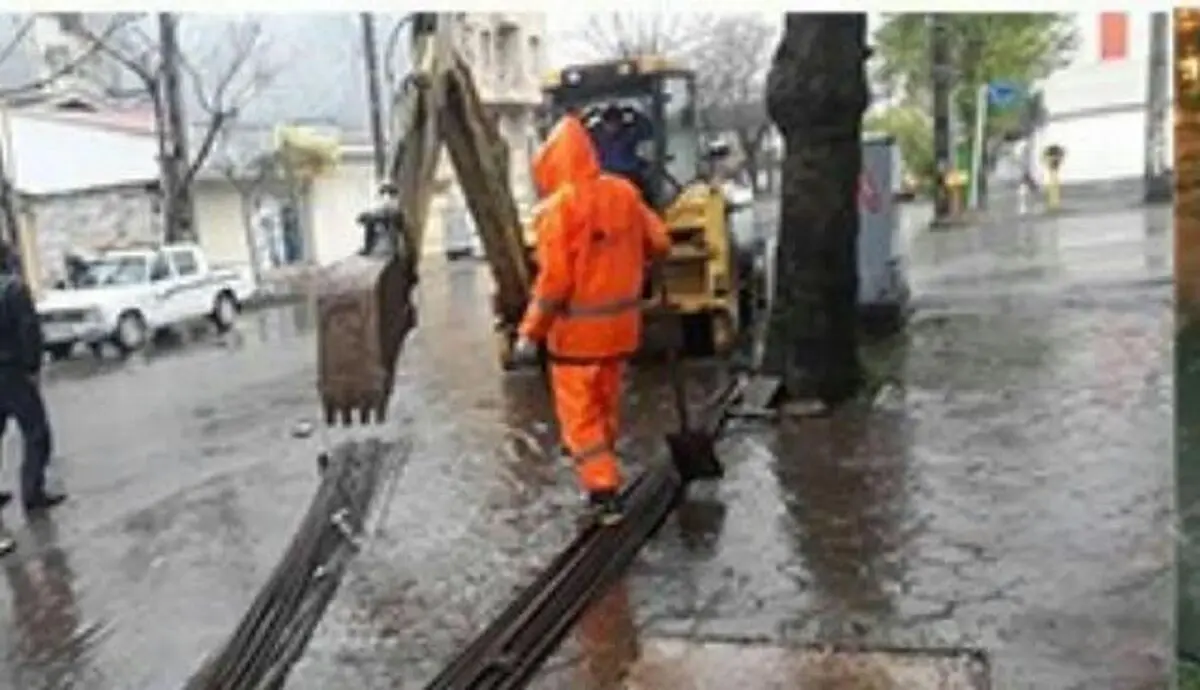 تلاش نیروهای خدمات شهری شهرداری رشت برای رفع آبگرفتگی معابر