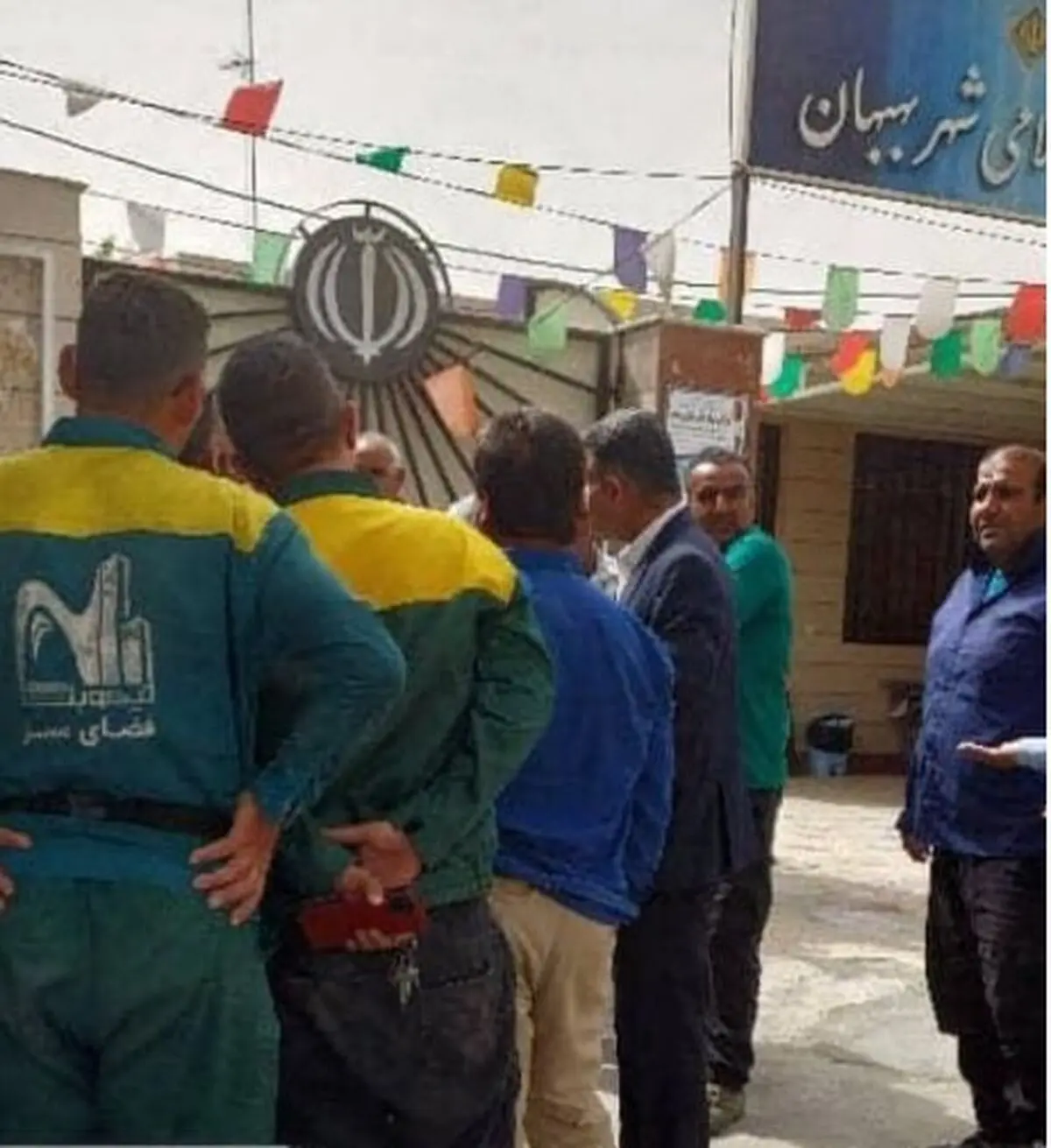 کارگران شهرداری بهبهان دو نیم ماه مزد طلبکارند/ شورای شهر پیگیر پرداخت مطالبات کارگران باشد 
