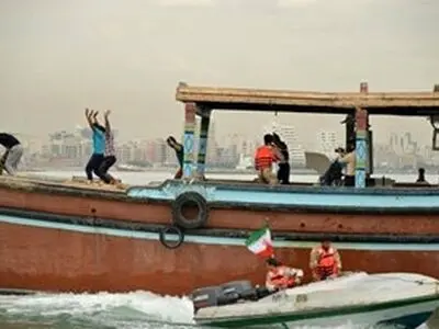 توقیف لنج حامل کالای قاچاق در آب‌های هرمزگان  