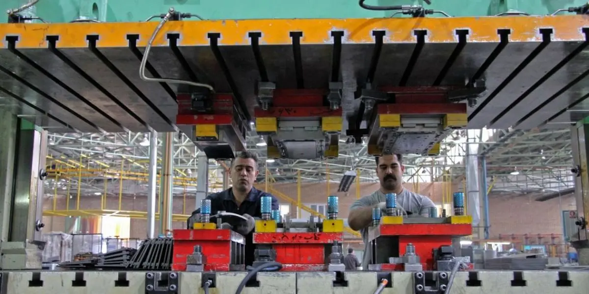 دلارِ افسارگسیخته و صنعتِ زمین‌گیر
