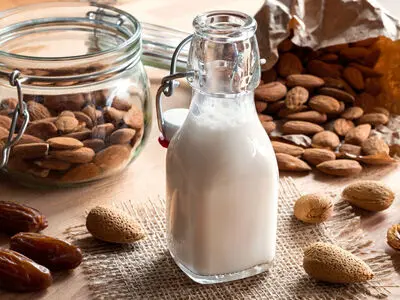 طرز تهیه شیر بادام با چندین طعم مختلف
