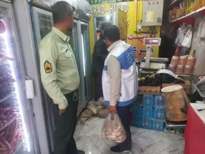 جمع آوری ۲۸۰ کیلوگرم گوشت فاسد از یک فروشگاه در نیشابور 