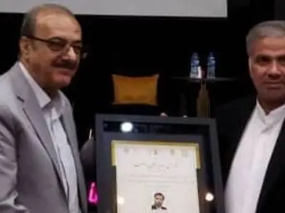 لوح زرین به مدیرکل روابط عمومی استانداری البرز اهدا شد