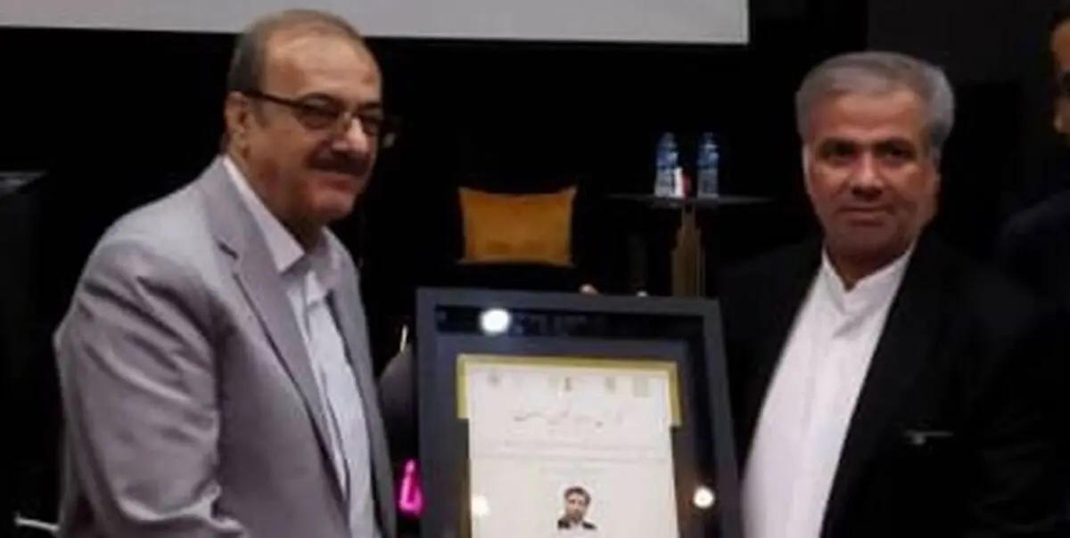 لوح زرین به مدیرکل روابط عمومی استانداری البرز اهدا شد