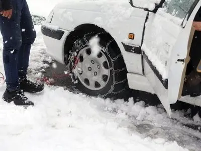 زنجیرچرخ؛ تنها شرط تردد در محورهای مواصلاتی کوهستانی استان اردبیل / تردد در جاده‌ها جریان دارد