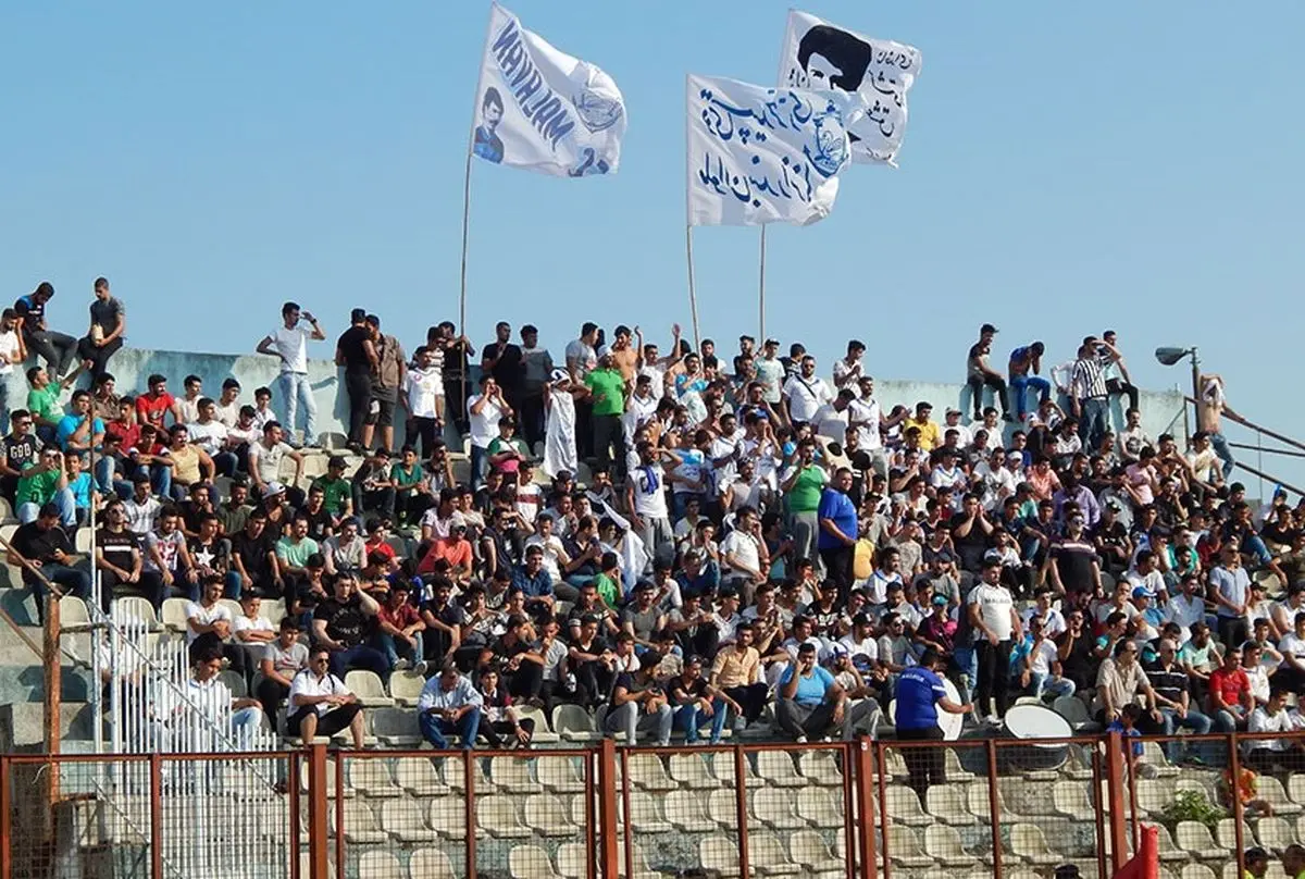 اعتراض جنجالی هواداران ملوان در کرج / پرتاب سنگ و شعار علیه بازیکنان