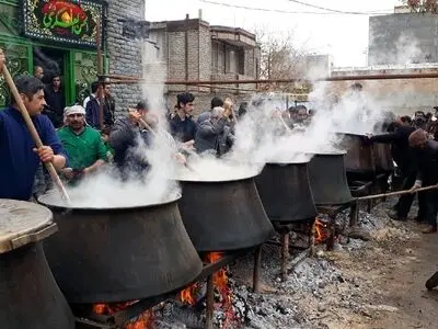 دیگ‌های نذری در ارومیه به جوش آمدند/محبت حسینی در کوچه‌پس‌کوچه‌های شهر پخش شد