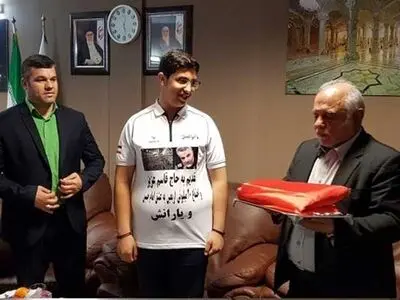 اهدای پرچم روی ضریح مبارک امام حسین (ع) به سید ابوالفضل حسینی