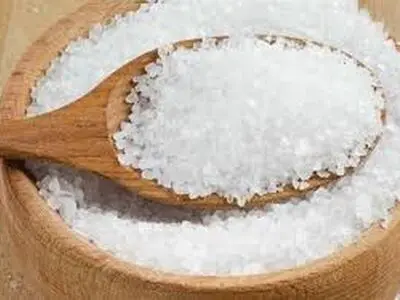 ۵ خاصیت مفید نمک دریا روی پوست و مو