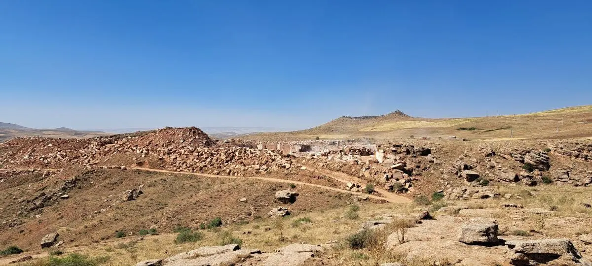 خطر در کمینِ محوطه‌های باستانی در همسایگی تخت سلیمان/ ۱۵ محوطه و تپه تاریخی با پیش‌روی معادن تکاب جان می‌دهند!