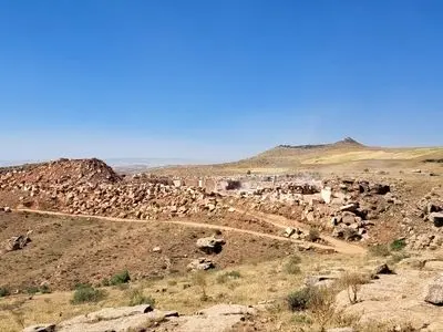 خطر در کمینِ محوطه‌های باستانی در همسایگی تخت سلیمان/ ۱۵ محوطه و تپه تاریخی با پیش‌روی معادن تکاب جان می‌دهند!