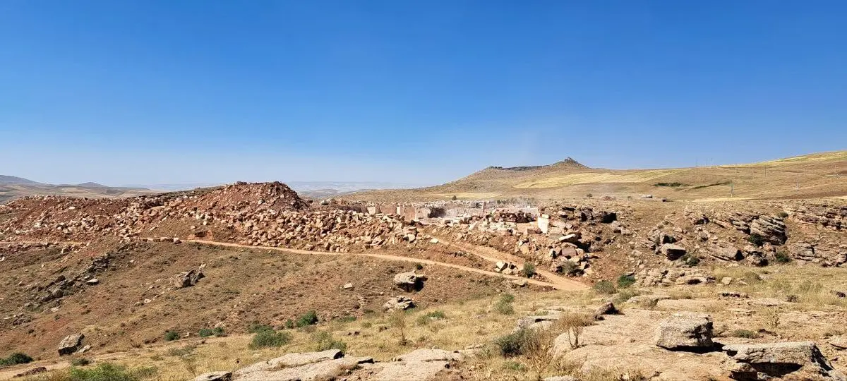 خطر در کمینِ محوطه‌های باستانی در همسایگی تخت سلیمان/ ۱۵ محوطه و تپه تاریخی با پیش‌روی معادن تکاب جان می‌دهند!