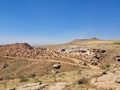 خطر در کمینِ محوطه‌های باستانی در همسایگی تخت سلیمان/ ۱۵ محوطه و تپه تاریخی با پیش‌روی معادن تکاب جان می‌دهند!