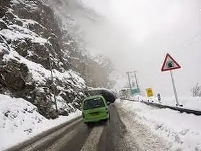 ‍تردد در محورهای اورامانات و گردنه های کرمانشاه تنها با زنجیر چرخ امکان پذیر است