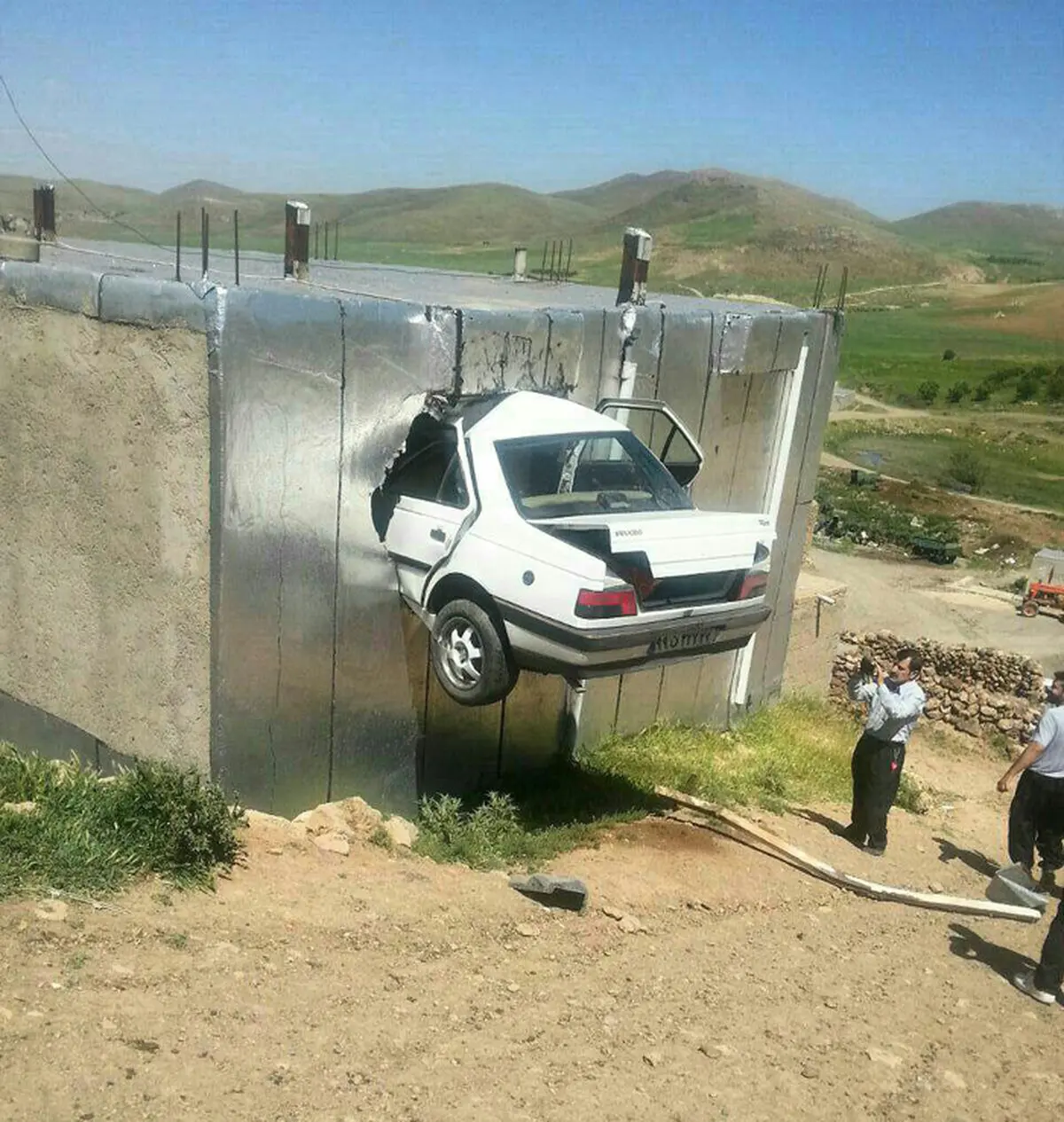 برخورد عجیب پژو405 با یک واحد مسکونی(عکس)