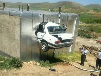 برخورد عجیب پژو405 با یک واحد مسکونی(عکس)