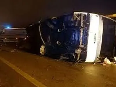 2 کشته و 20 مصدوم در پی حادثه واژگونی اتوبوس در محور دلیجان – میمه