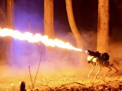 رونمایی از نخستین ربات شعله افکنِ جهان+فیلم