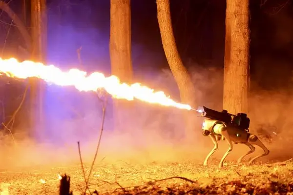 رونمایی از نخستین ربات شعله افکنِ جهان+فیلم