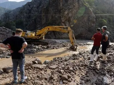 فیروزکوه همچنان مسدود است/ بازگشایی جاده با ۵۰ دستگاه ماشین‌آلات سنگین 