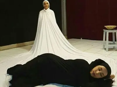 دوشیزگان باغ لیمو به اداره تئاتر می‌روند