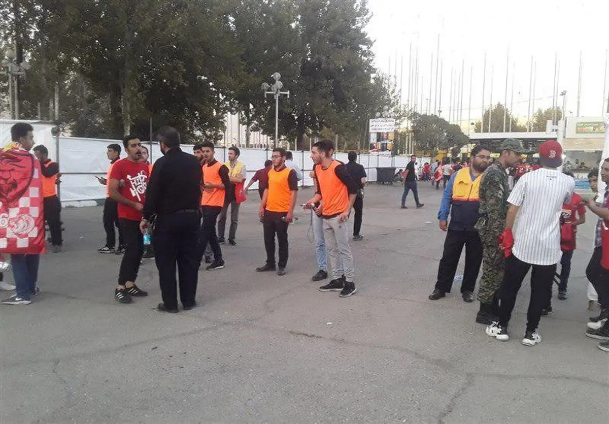 حضور ماموران زن در ورزشگاه آزادی/ 3 هزار هوادار به خانه برگشتند