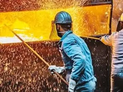 نبرد میان «چرخ‌دنده‌های کار» و «ماشین‌های جنگ»/ وظیفه طبقاتی کارگر در سنگر تولید چیست؟