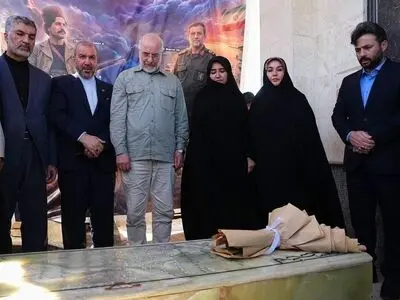 قاليباف يزور مقام الشهيد أبو مهدي المهندس في النجف الأشرف