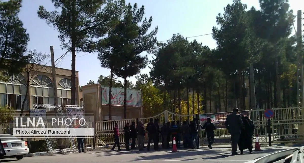 مغازهداران مواد غذایی مقابل استانداری کرمان تجمع کردند