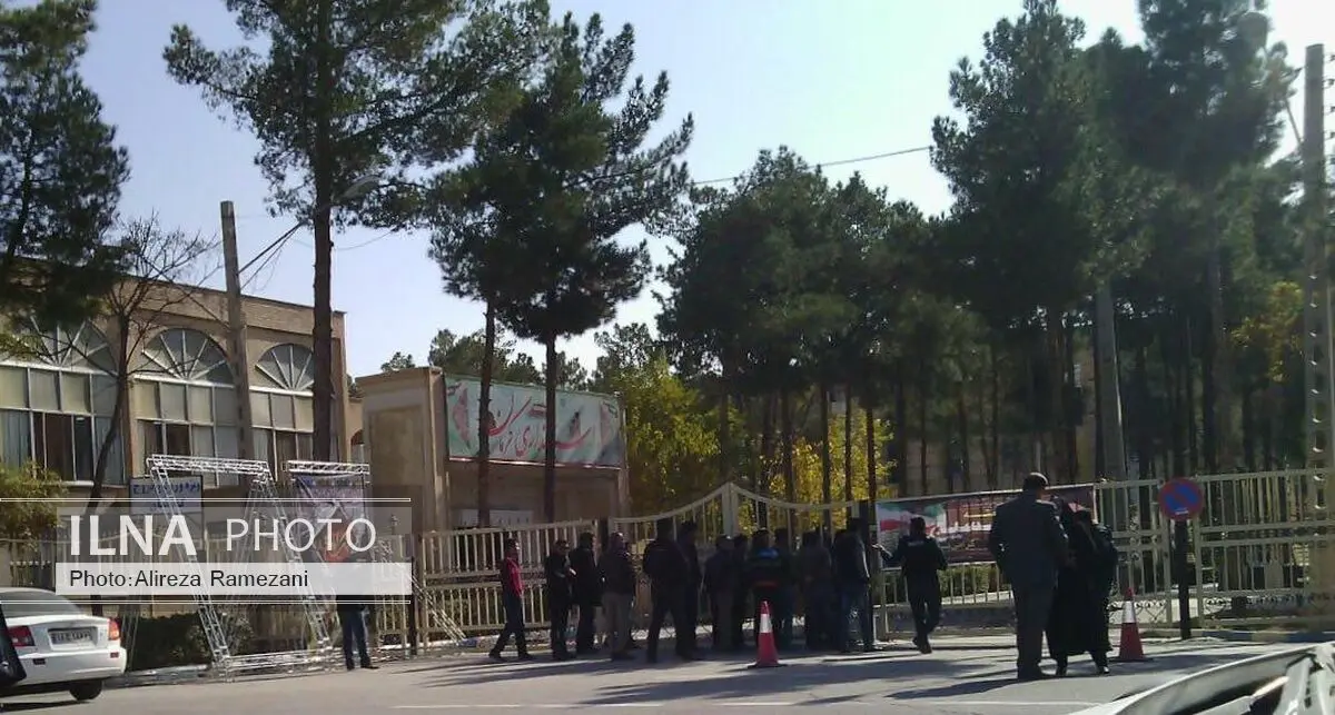 مغازه‌داران مواد غذایی مقابل استانداری کرمان تجمع کردند