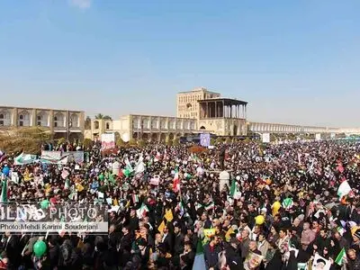 حضورحماسی مردم اصفهان در راهپیمایی ۲۲بهمن 